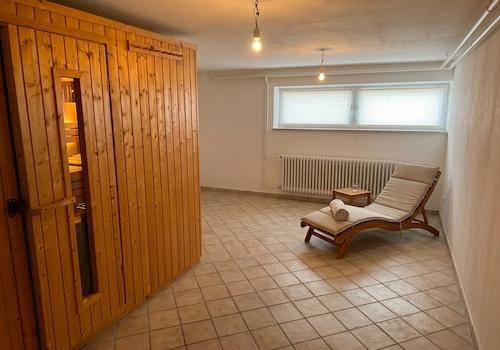 Sauna mit Ruheoase (Liegeplatz mit KI ergänzt)