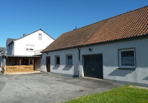 Wohnhaus (links im Bild) und Werkstatt