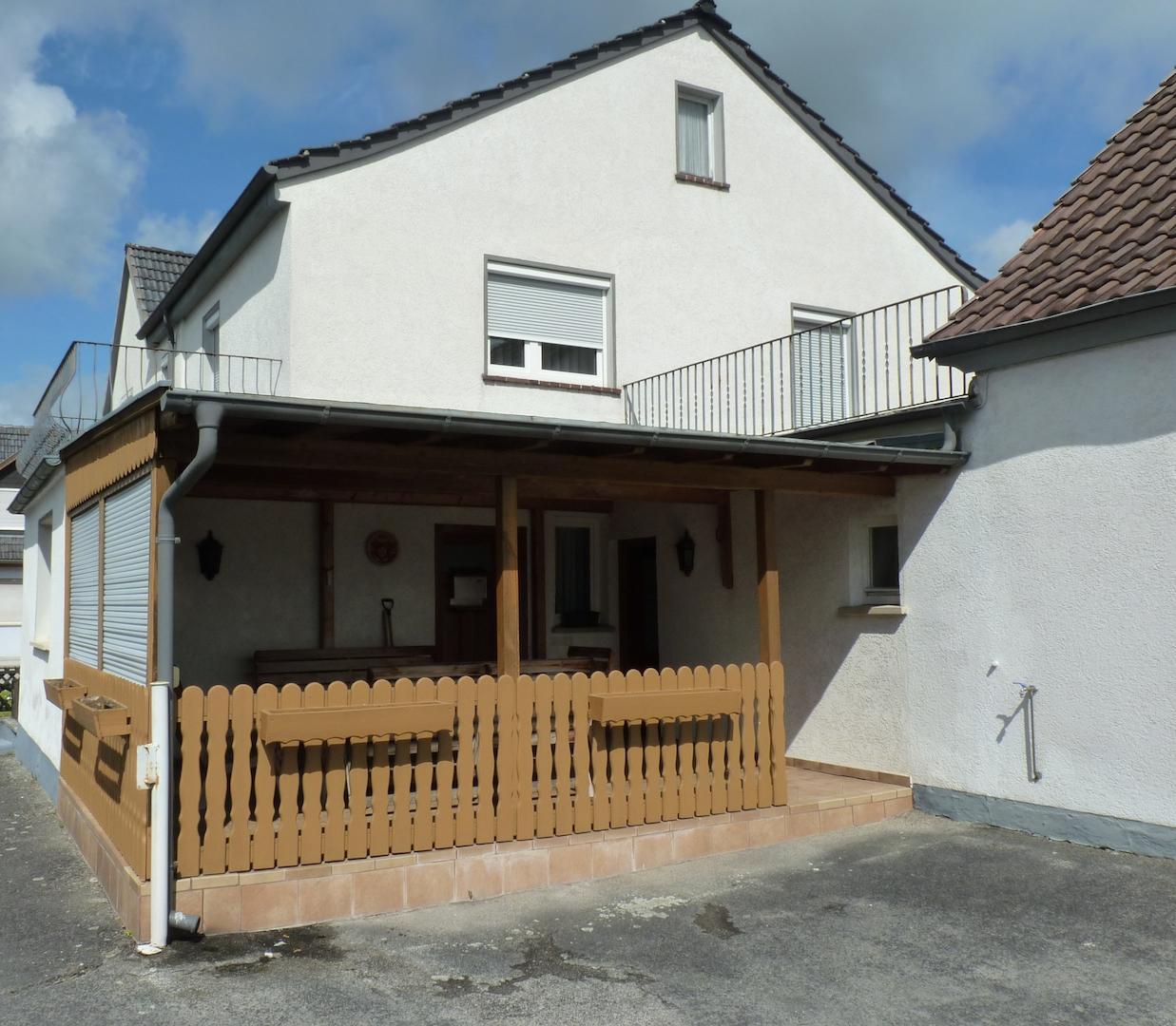 Wohnhaus mit überdachtem Freisitz