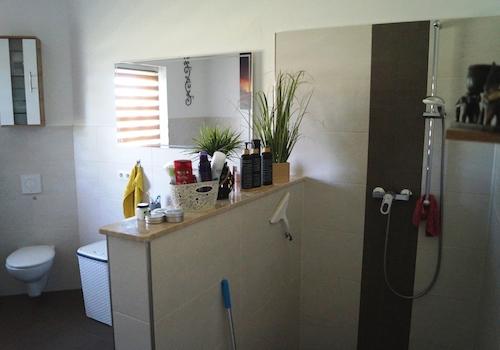 Bad mit Wanne und Dusche