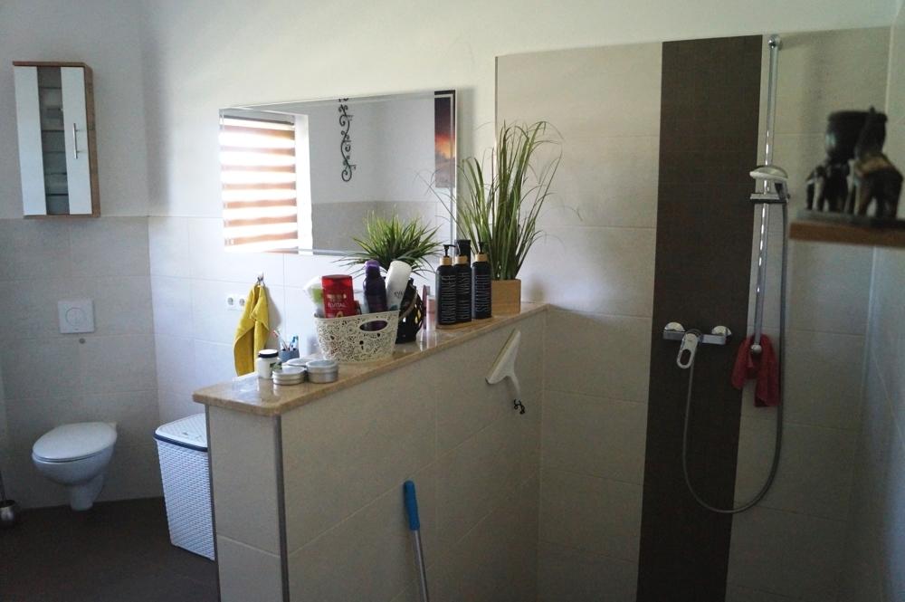 Bad mit Wanne und Dusche