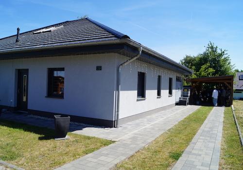 Ansicht mit Carport
