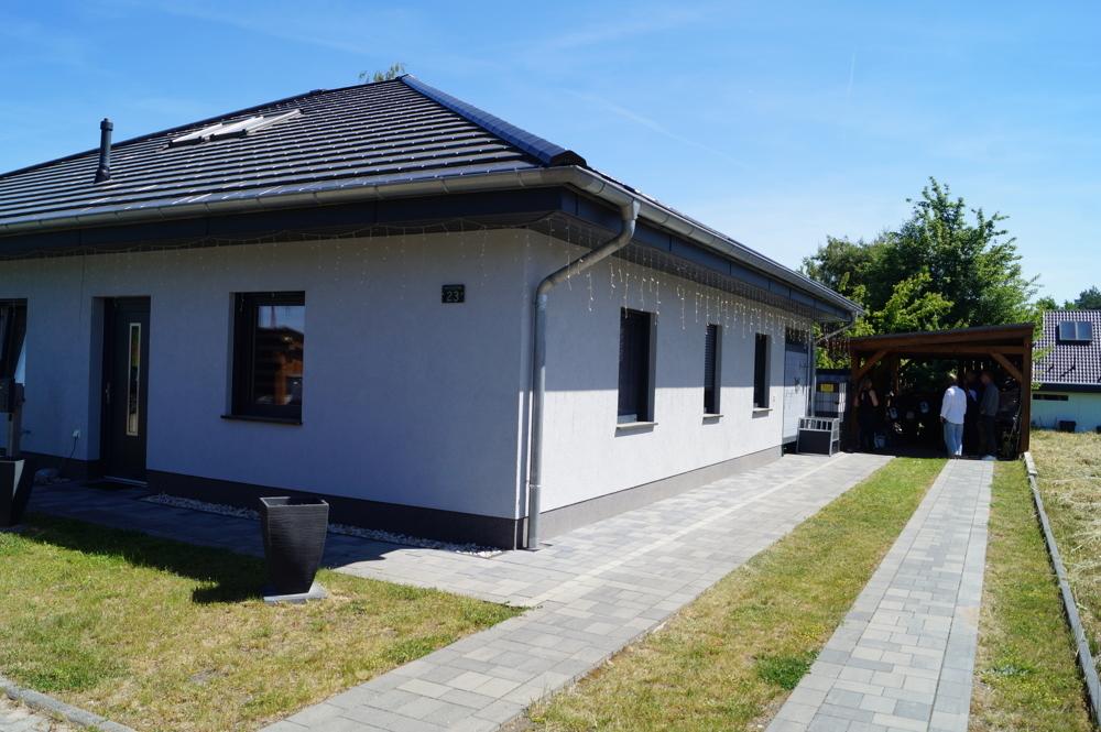 Ansicht mit Carport