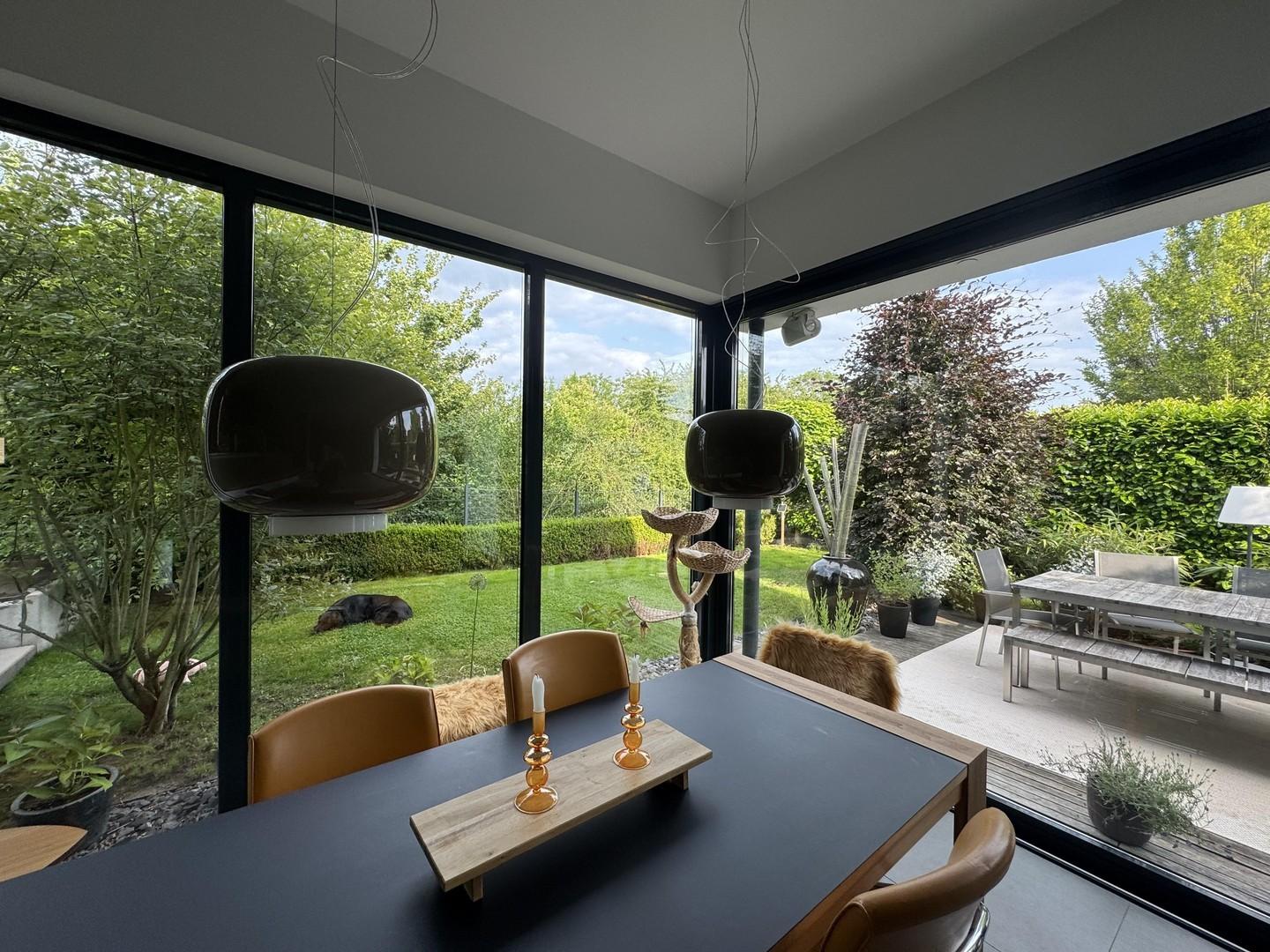 Blick vom Wohnzimmer in Garten