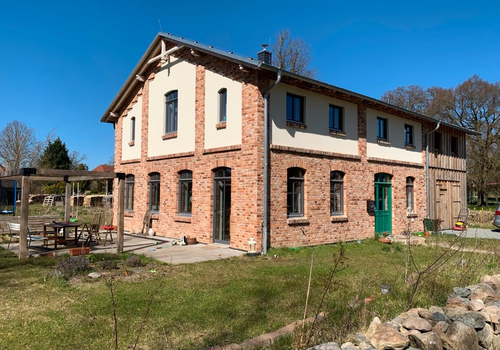 Blick aufs Haus im Frühling