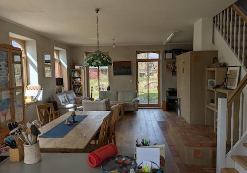 Blick von Küche ins Wohnzimmer
