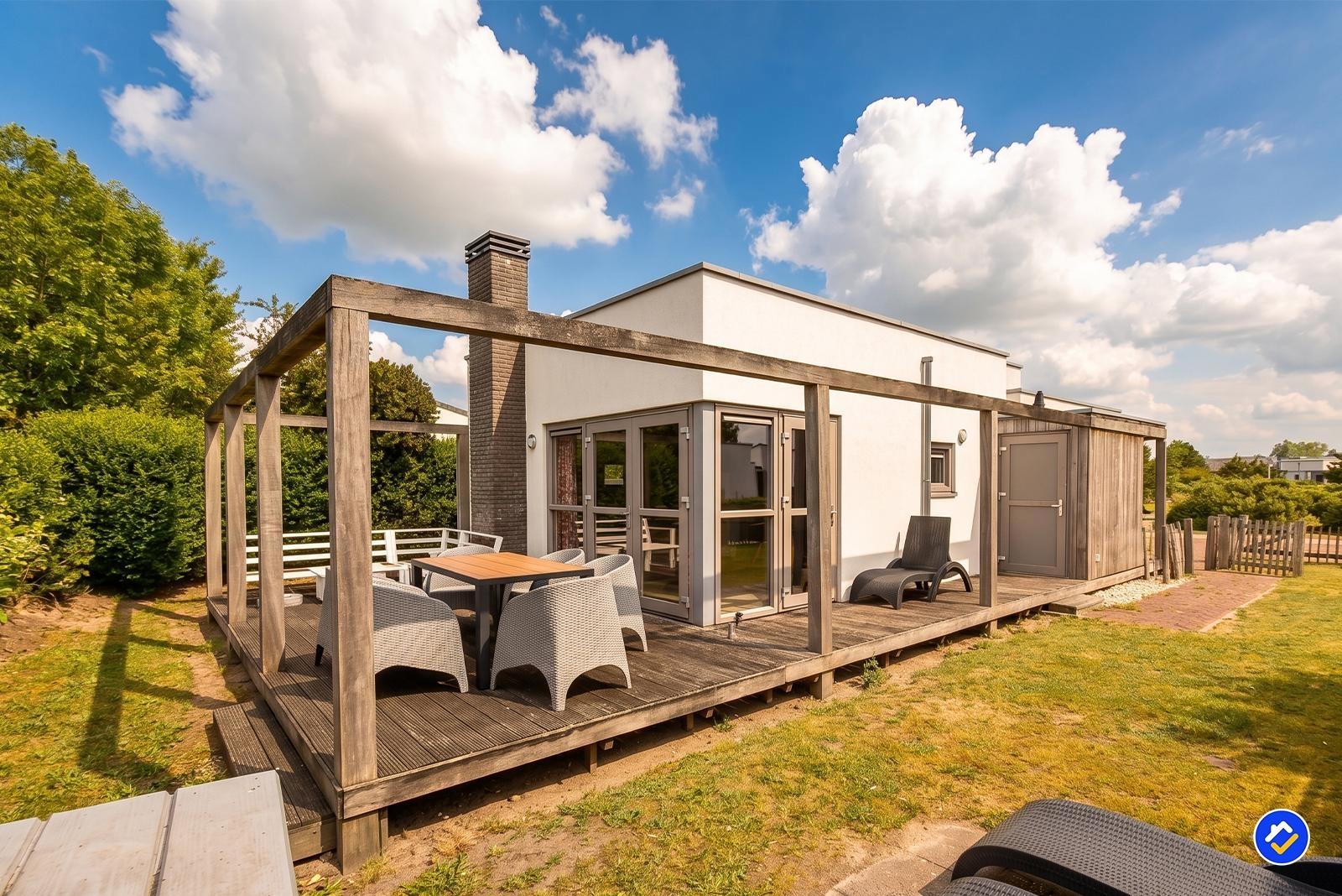 kaufen-freistehendes-ferienhaus-ouddorp-aussenansicht-terrasse-hauptfoto-recreatieadviseurs-vakantiehuistekoop-nl.jpg
