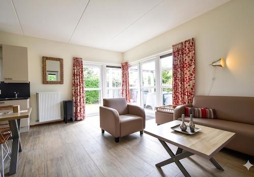 kaufen-freistehendes-ferienhaus-ouddorp-wohnzimmer-heller-wohnbereich-recreatieadviseurs-vakantiehuistekoop-nl.jpg
