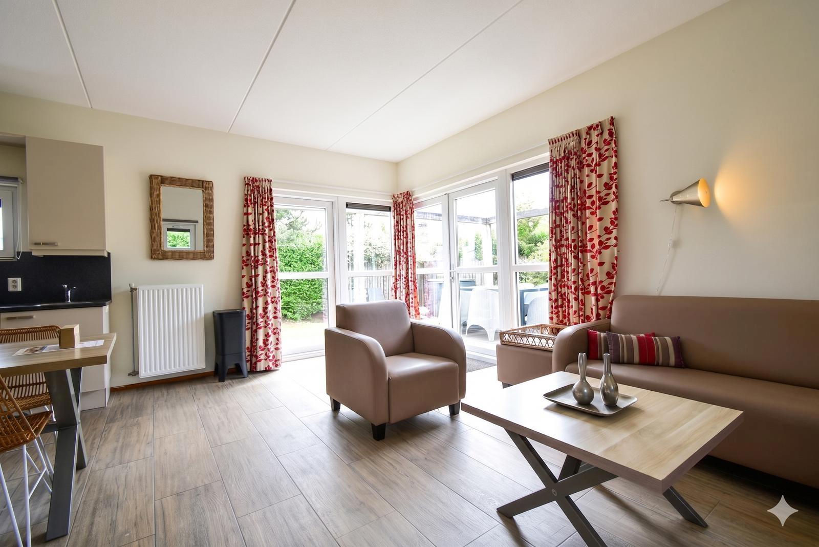 kaufen-freistehendes-ferienhaus-ouddorp-wohnzimmer-heller-wohnbereich-recreatieadviseurs-vakantiehuistekoop-nl.jpg