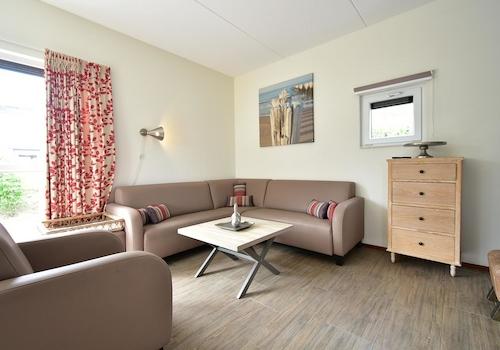 kaufen-freistehendes-ferienhaus-ouddorp-wohnzimmer-sitzecke-ecksofa-recreatieadviseurs-vakantiehuistekoop-nl.jpg