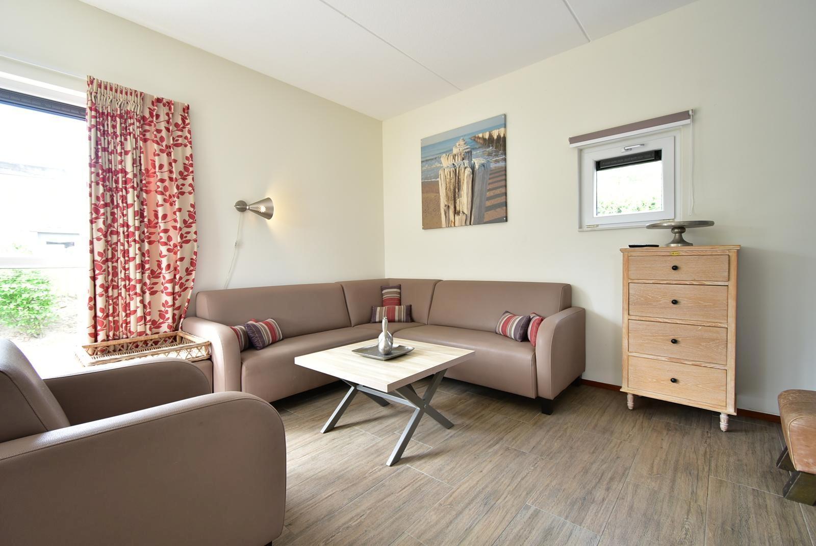 kaufen-freistehendes-ferienhaus-ouddorp-wohnzimmer-sitzecke-ecksofa-recreatieadviseurs-vakantiehuistekoop-nl.jpg