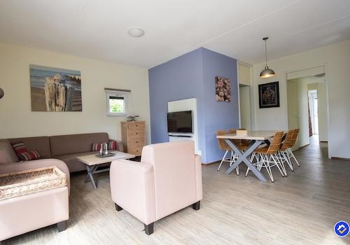 kaufen-freistehendes-ferienhaus-ouddorp-wohnzimmer-essbereich-fernseher-recreatieadviseurs-vakantiehuistekoop-nl.jpg