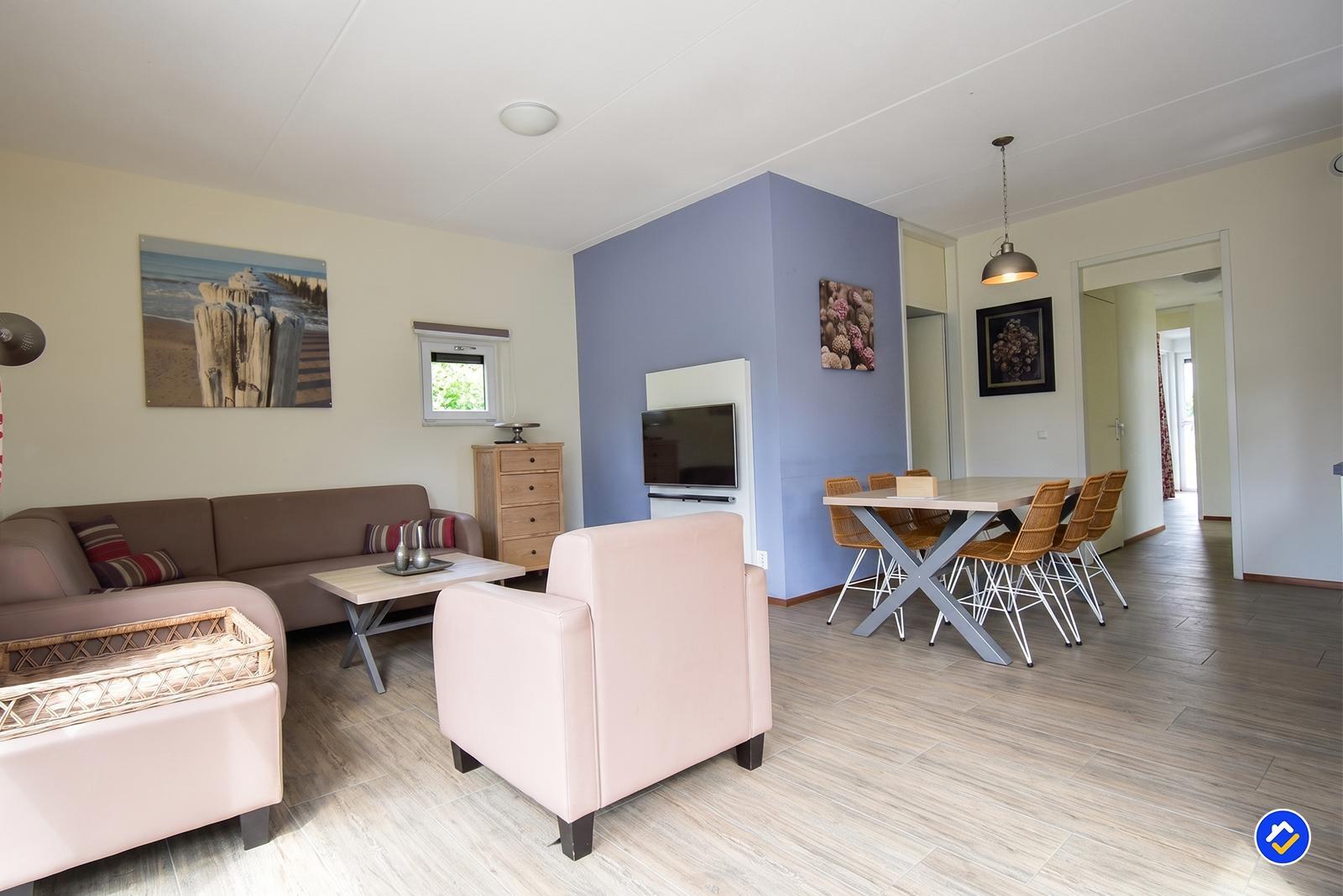 kaufen-freistehendes-ferienhaus-ouddorp-wohnzimmer-essbereich-fernseher-recreatieadviseurs-vakantiehuistekoop-nl.jpg