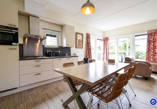kaufen-freistehendes-Ferienhaus-Ouddorp-Küche-Esstisch-Einbaugeräte-Recreatieadviseurs-vakantiehuistekoop-nl.jpg