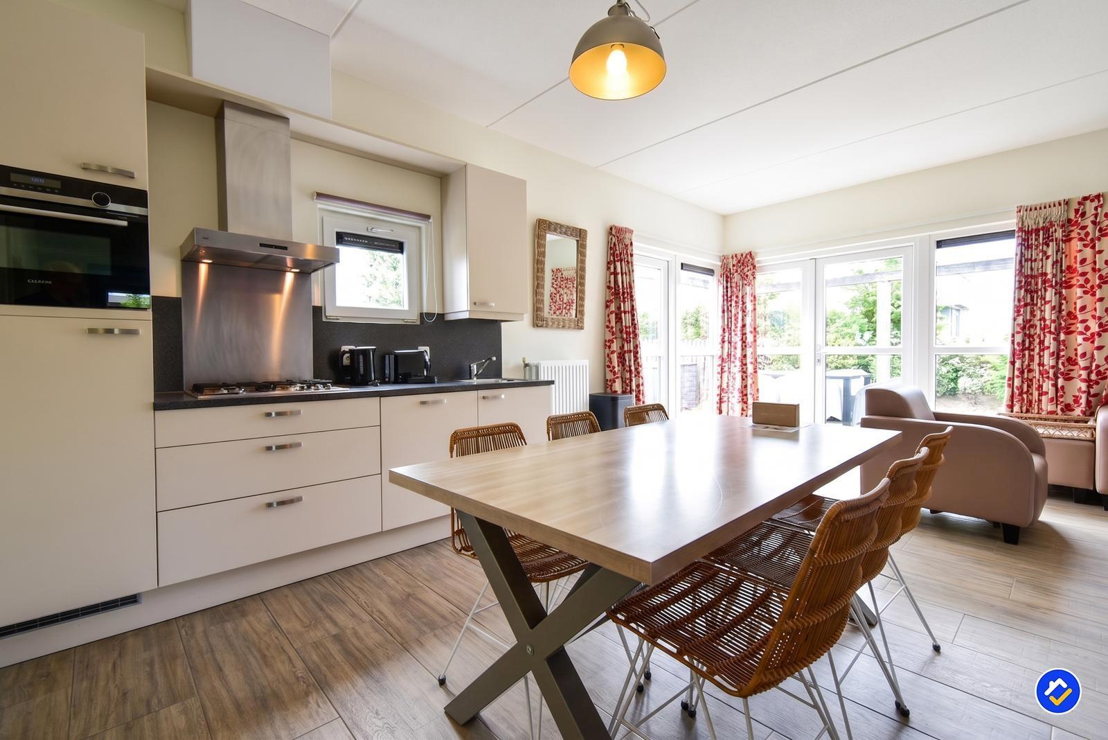 kaufen-freistehendes-Ferienhaus-Ouddorp-Küche-Esstisch-Einbaugeräte-Recreatieadviseurs-vakantiehuistekoop-nl.jpg