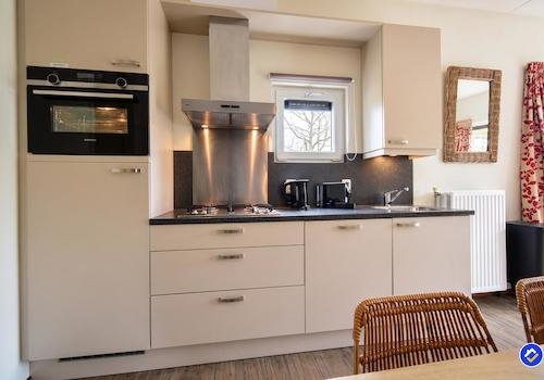 kaufen-freistehendes-ferienhaus-ouddorp-kueche-einbaugeraete-recreatieadviseurs-vakantiehuistekoop-nl.jpg
