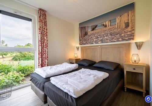 kaufen-freistehendes-ferienhaus-ouddorp-kueche-esstisch-einbaugeraete-recreatieadviseurs-vakantiehuistekoop-nl.jpg