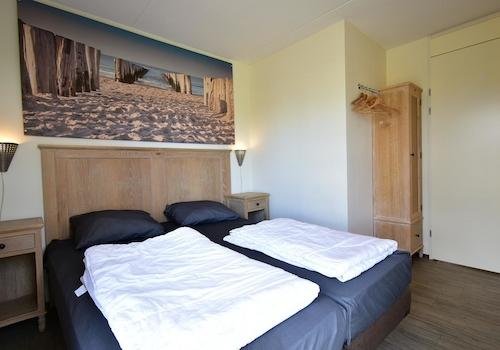 kaufen-freistehendes-ferienhaus-ouddorp-schlafzimmer-komfortables-doppelbett-recreatieadviseurs-vakantiehuistekoop-nl.jpg