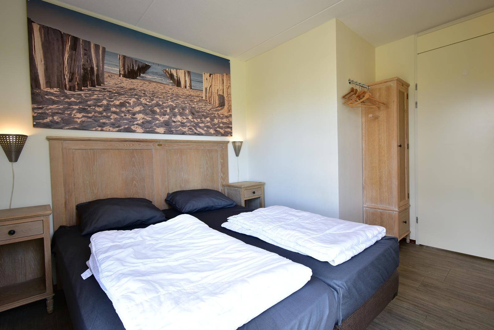 kaufen-freistehendes-ferienhaus-ouddorp-schlafzimmer-komfortables-doppelbett-recreatieadviseurs-vakantiehuistekoop-nl.jpg