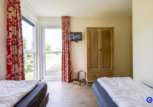 kaufen-freistehendes-ferienhaus-ouddorp-zweites-schlafzimmer-fernseher-recreatieadviseurs-vakantiehuistekoop-nl.jpg