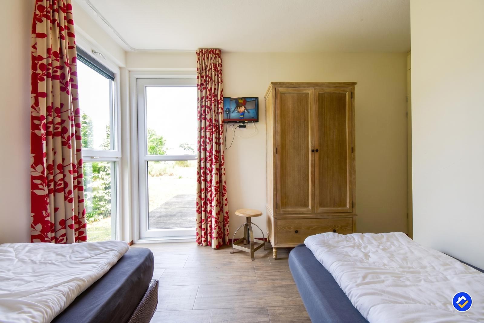 kaufen-freistehendes-ferienhaus-ouddorp-zweites-schlafzimmer-fernseher-recreatieadviseurs-vakantiehuistekoop-nl.jpg