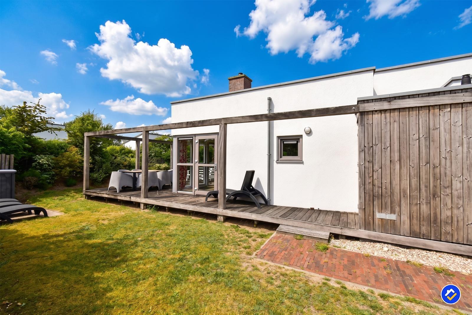 kaufen-freistehendes-ferienhaus-ouddorp-seitenansicht-holzterrasse-pergola-recreatieadviseurs-vakantiehuistekoop-nl.jpg