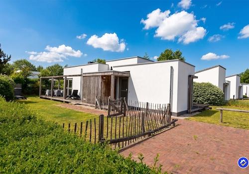 kaufen-freistehende-stein-ferienvilla-ouddorp-aussenansicht-moderne-architektur-recreatieadviseurs-vakantiehuistekoop-nl.jpg