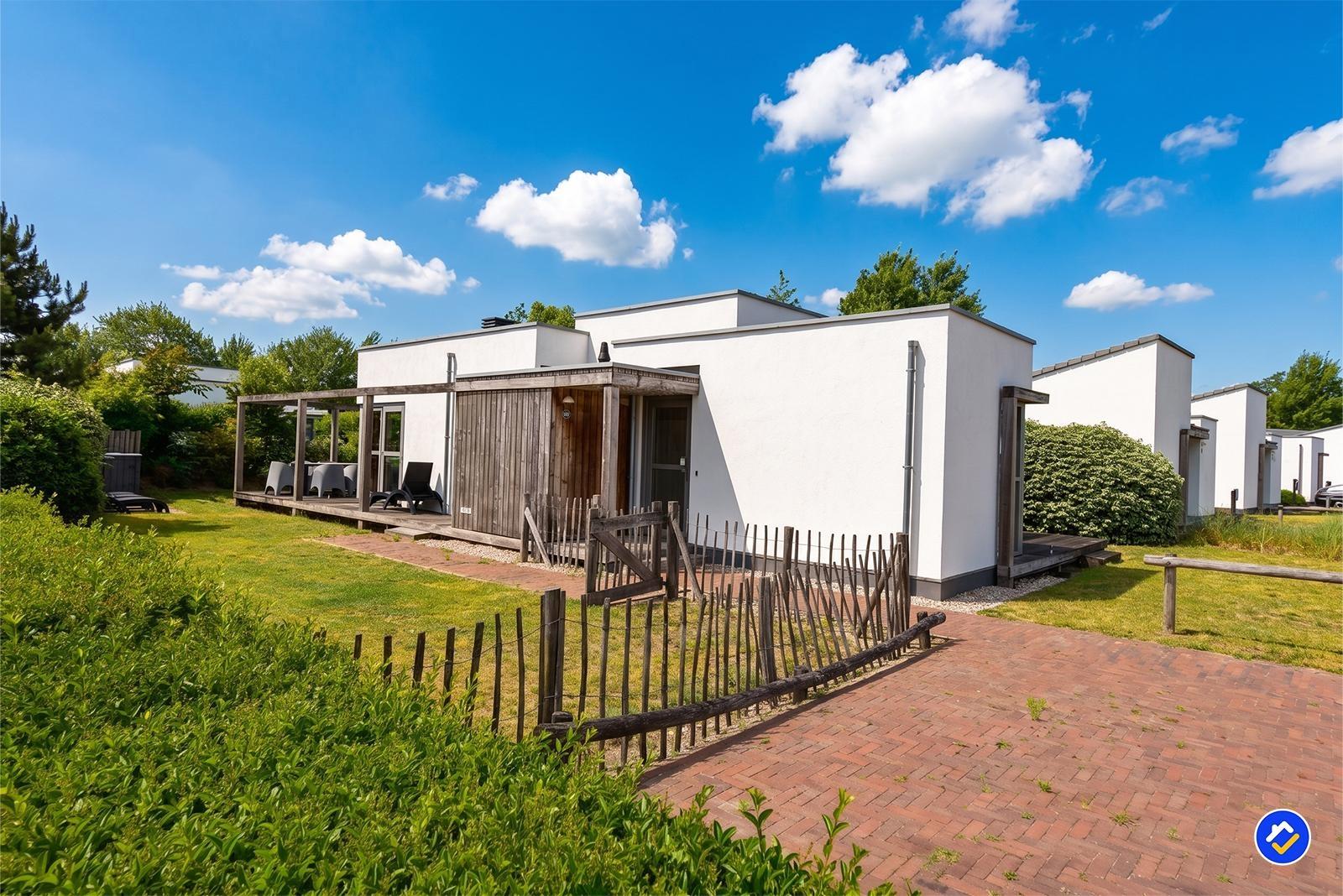 kaufen-freistehende-stein-ferienvilla-ouddorp-aussenansicht-moderne-architektur-recreatieadviseurs-vakantiehuistekoop-nl.jpg
