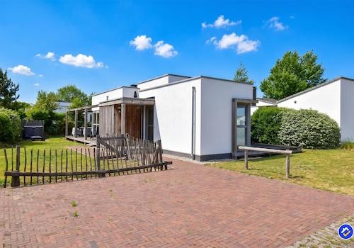 kaufen-freistehendes-ferienhaus-ouddorp-aussenansicht-vorderseite-parkplatz-recreatieadviseurs-vakantiehuistekoop-nl.jpg