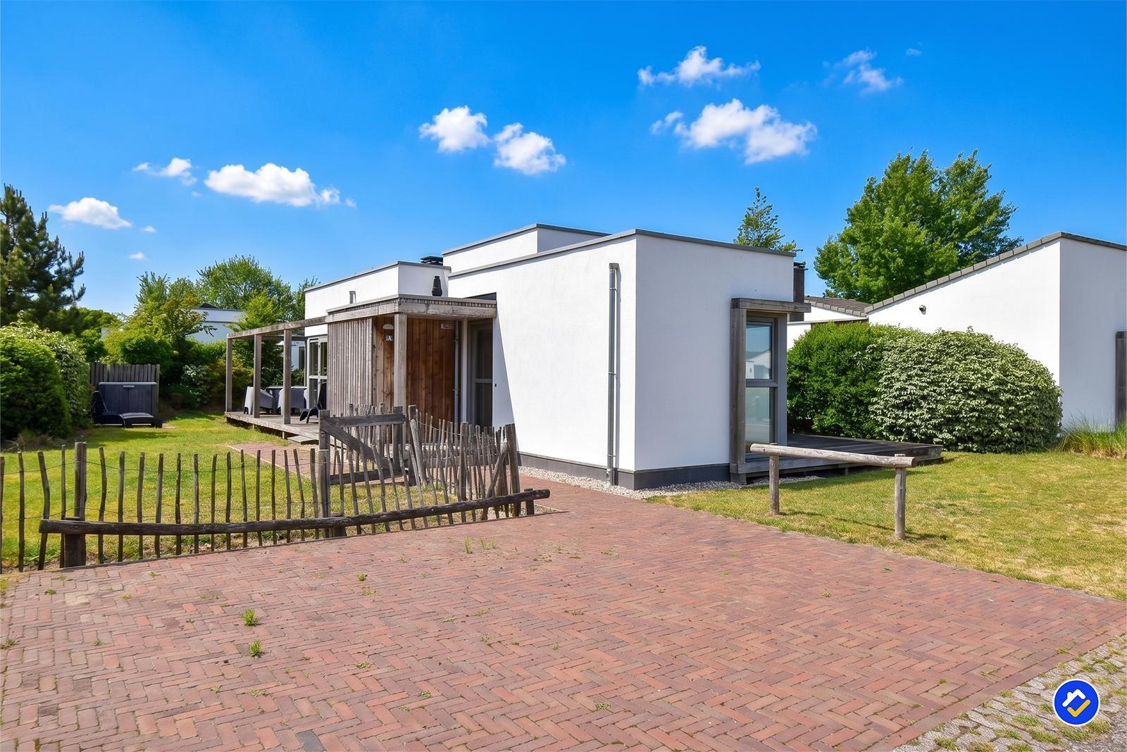 kaufen-freistehendes-ferienhaus-ouddorp-aussenansicht-vorderseite-parkplatz-recreatieadviseurs-vakantiehuistekoop-nl.jpg