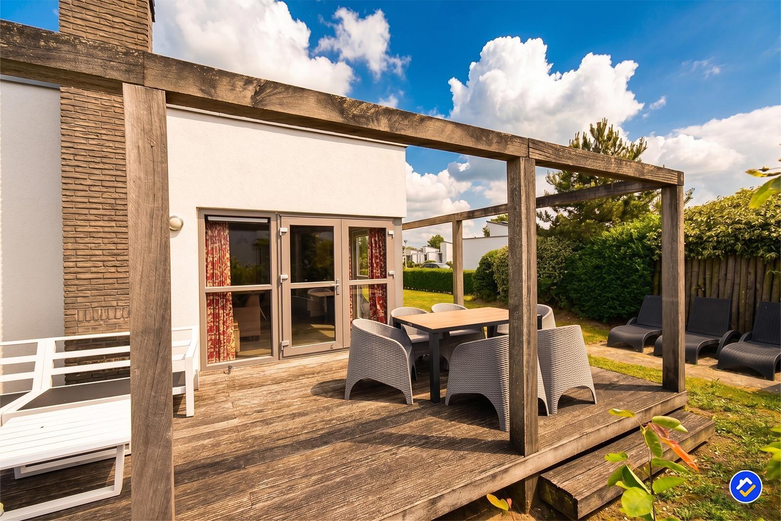 kaufen-freistehende-stein-ferienvilla-ouddorp-aussenbereich-terrasse-veranda-recreatieadviseurs-vakantiehuistekoop-nl.jpg