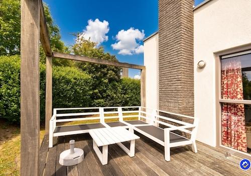 kaufen-freistehende-stein-ferienvilla-ouddorp-loungeterrasse-weisse-eckbank-recreatieadviseurs-vakantiehuistekoop-nl.jpg