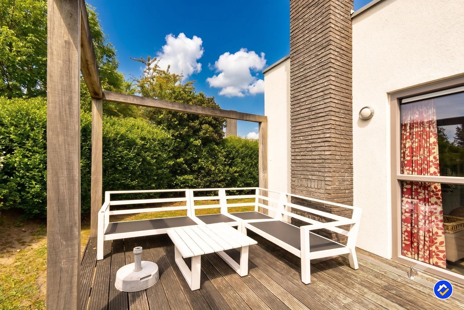 kaufen-freistehende-stein-ferienvilla-ouddorp-loungeterrasse-weisse-eckbank-recreatieadviseurs-vakantiehuistekoop-nl.jpg
