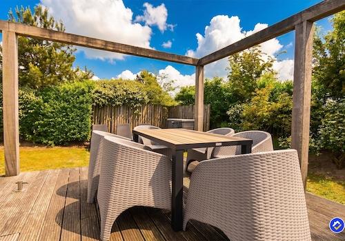 kaufen-freistehende-stein-ferienvilla-ouddorp-terrasse-luxus-esstischset-recreatieadviseurs-vakantiehuistekoop-nl.jpg