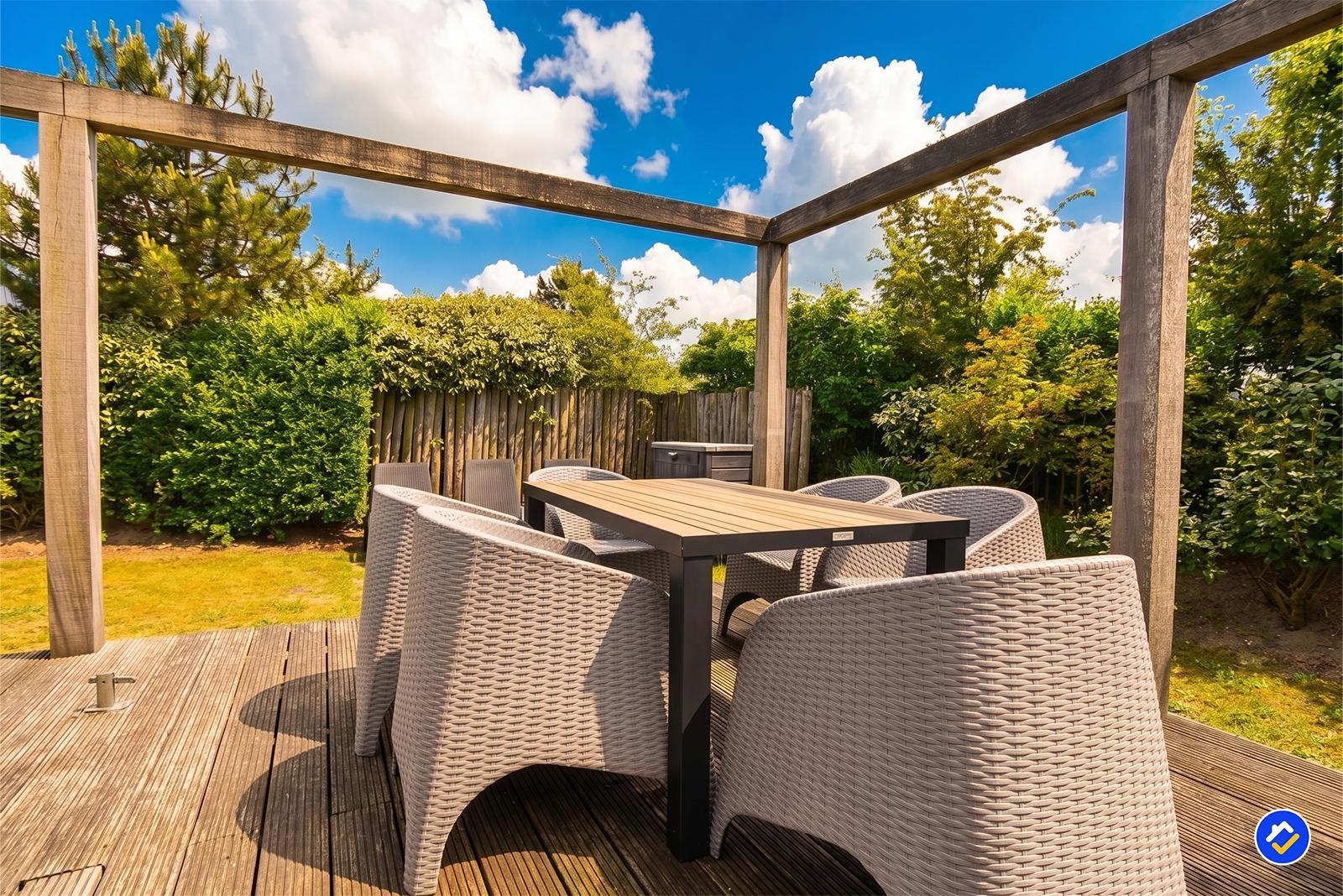 kaufen-freistehende-stein-ferienvilla-ouddorp-terrasse-luxus-esstischset-recreatieadviseurs-vakantiehuistekoop-nl.jpg