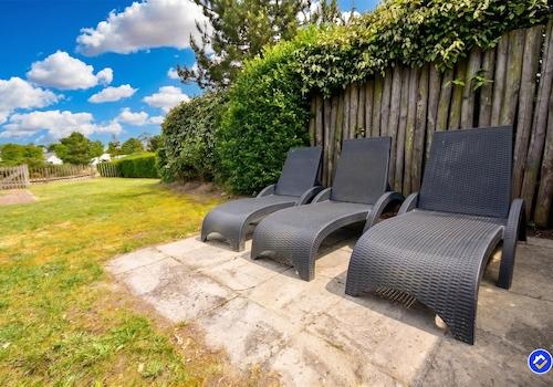 kaufen-freistehende-stein-ferienvilla-ouddorp-zusaetzliche-terrasse-garten-sonnenliegen-recreatieadviseurs-vakantiehuistekoop-nl.jpg