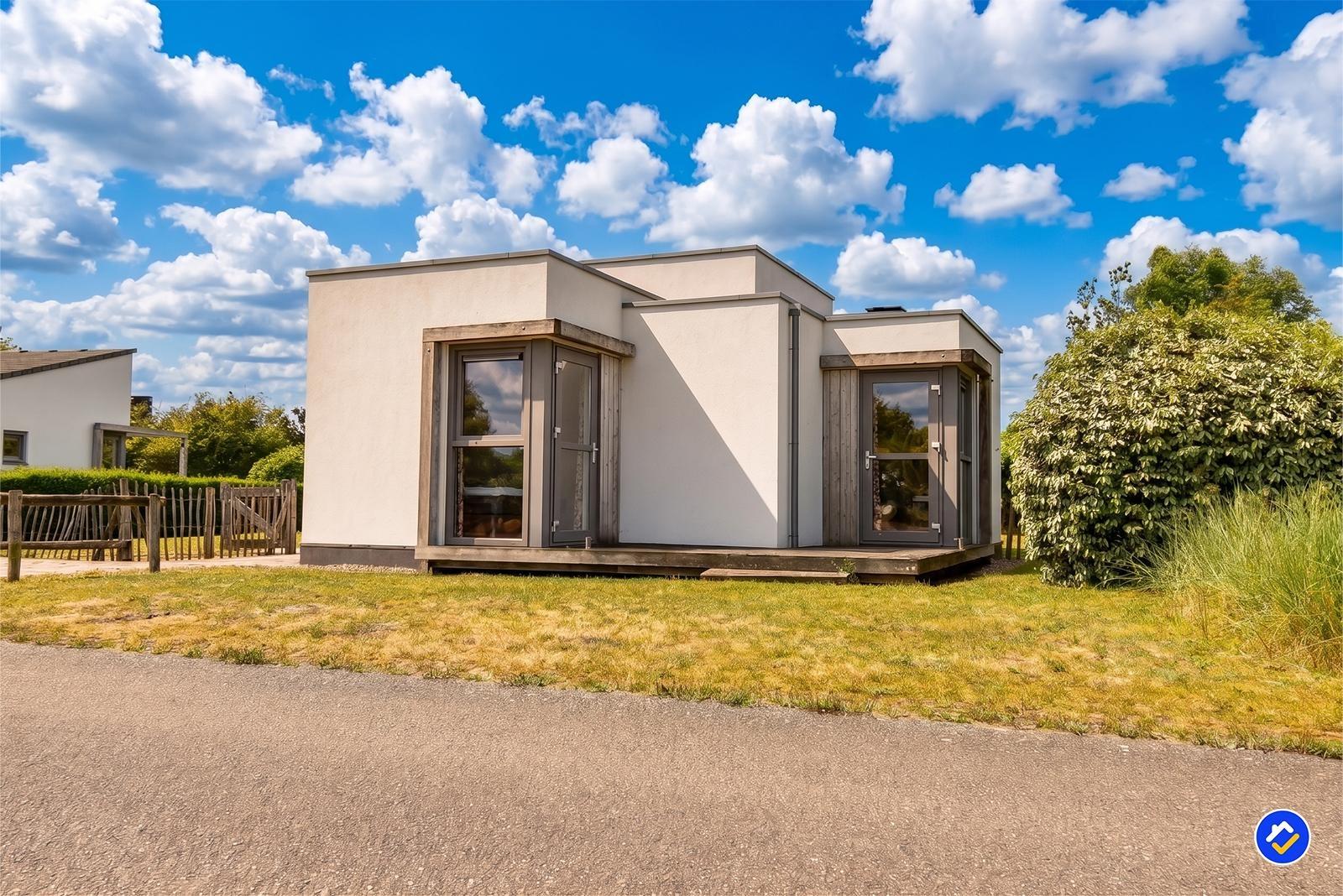 kaufen-freistehendes-ferienhaus-ouddorp-aussenansicht-rueckseite-holzterrasse-recreatieadviseurs-vakantiehuistekoop-nl.jpg