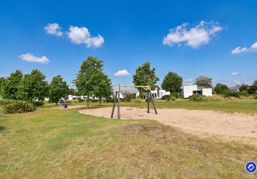 kaufen-freistehende-stein-ferienvilla-ouddorp-spielplatz-spielwiese-recreatieadviseurs-vakantiehuistekoop-nl.jpg