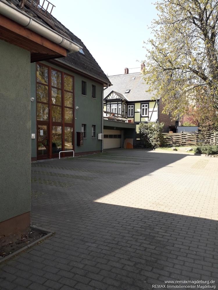 Hof mit Stellplätzen