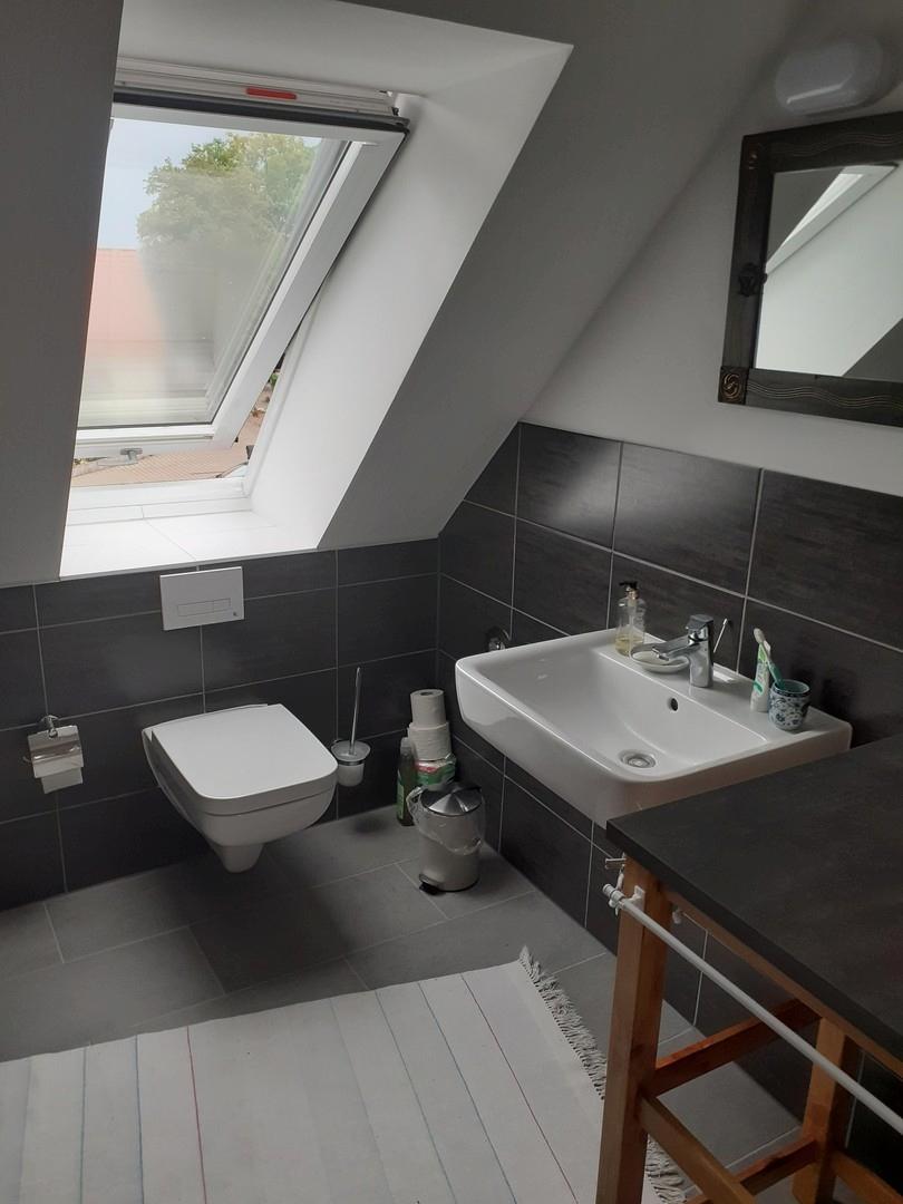 Badezimmer mit Fenster