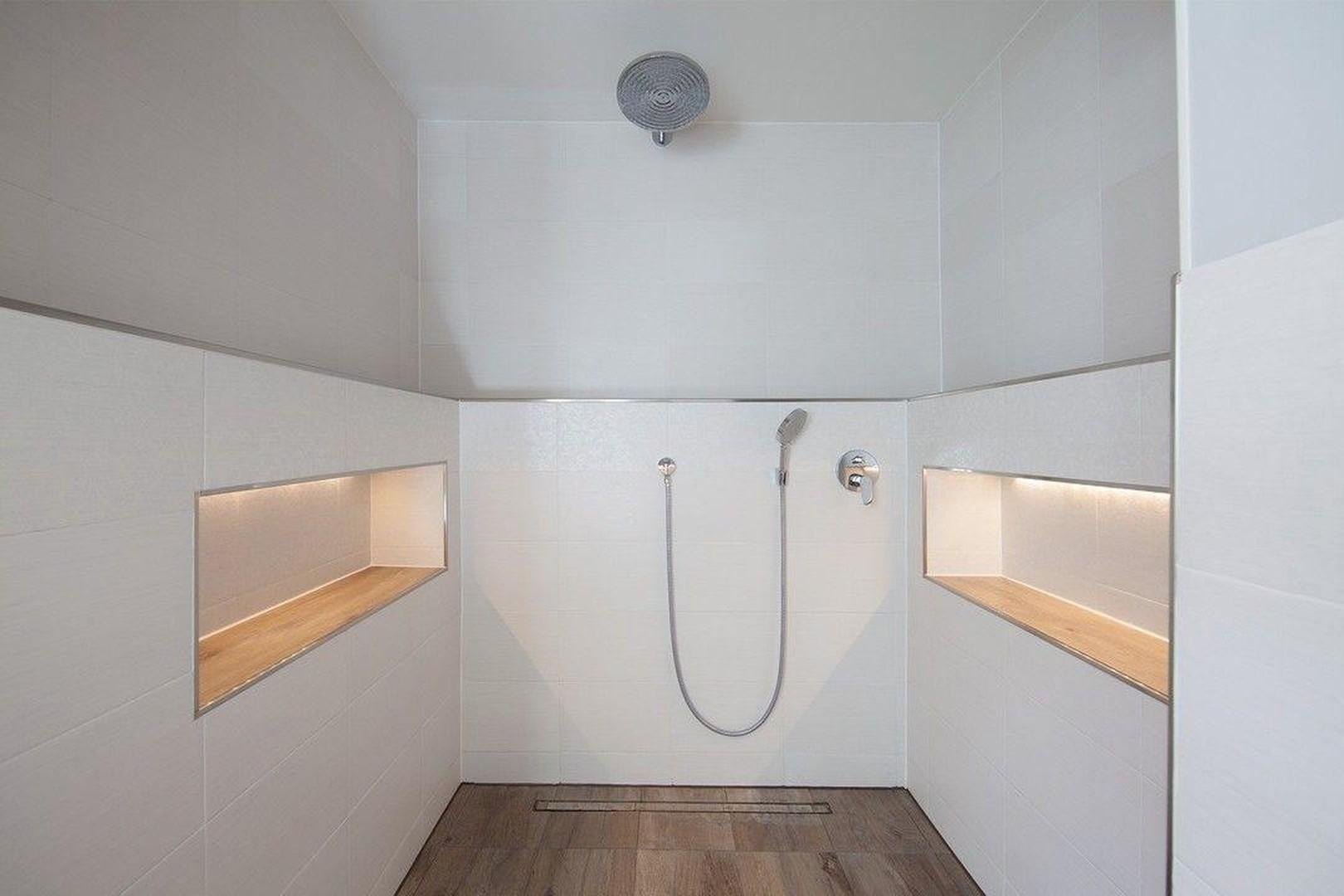 Dusch 1. OG + freie Badewanne 