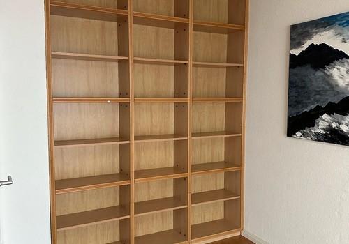 integrierte Regalwand Wartezi.