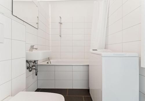 Badezimmer mit Waschmaschine
