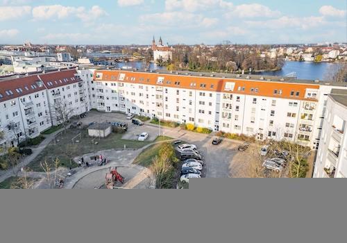 Hof Drohne