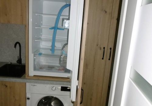 Kühl-Gefrierkombination und Waschmaschine