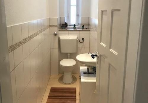 Separates WC /mit Spülbecken