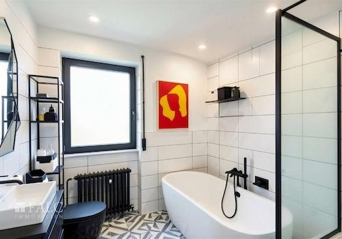 Badezimmer OG - (Beispiel KI generiert)