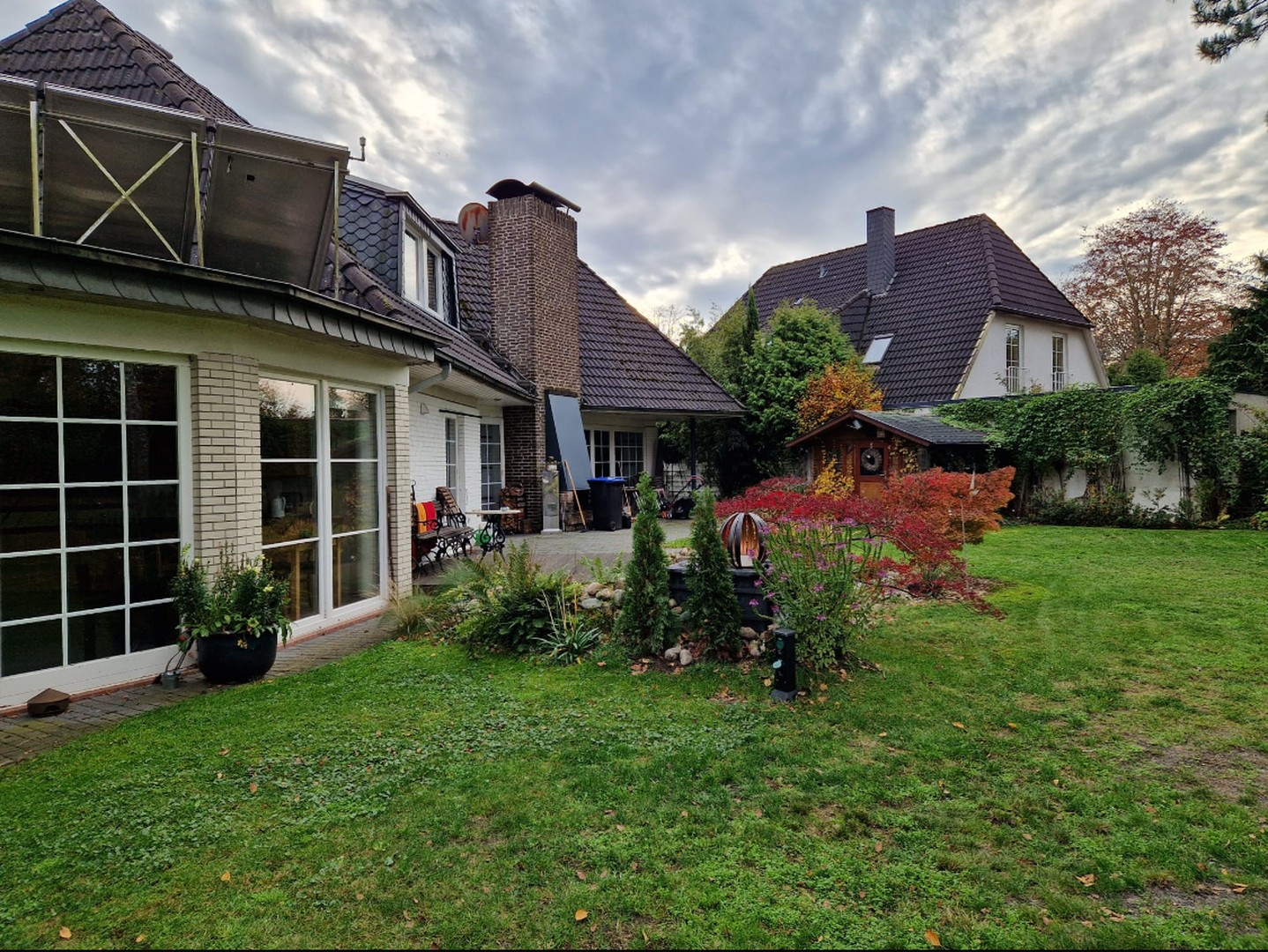 Gartenansicht mit Aussenkamin