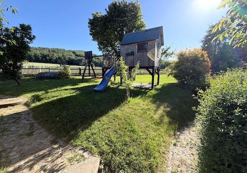 Garten mit Spielplatz