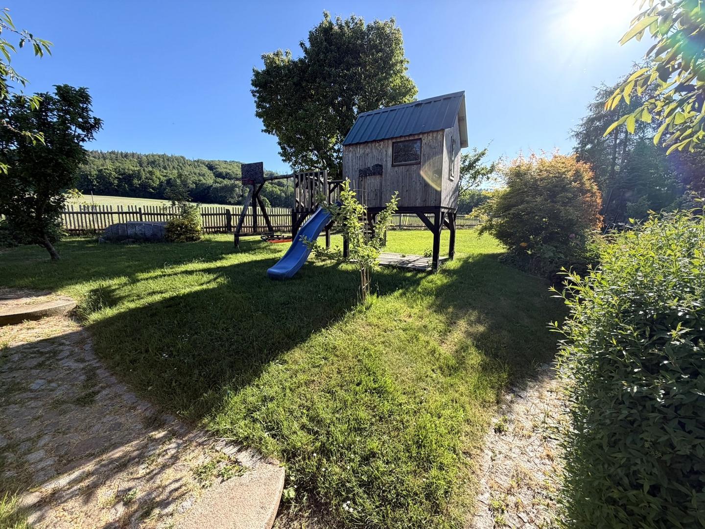 Garten mit Spielplatz